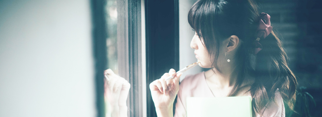 窓の外を見る女性